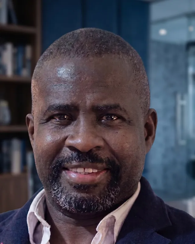 Portrait de Mike Makalou, formateur et policier municipal.
